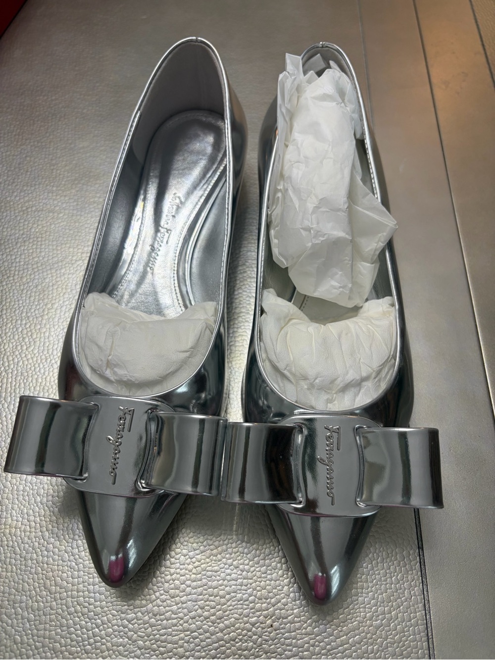 SALVATORE FERRAGAMO VIVA SILVER METALLIC BOW BALLET FLATS 7C ITALY BOX